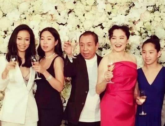 64歲林青霞近照，兩個女兒長得比她還美，網友：真是美了一輩子