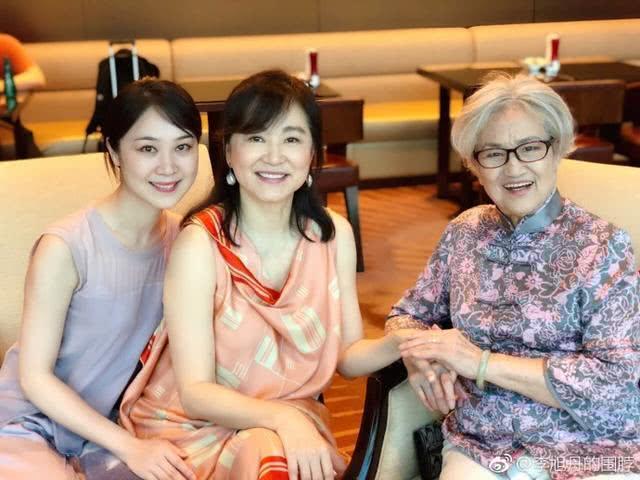 64歲林青霞近照，兩個女兒長得比她還美，網友：真是美了一輩子