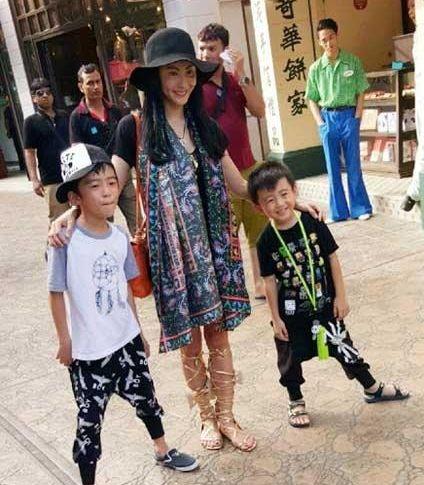  張柏芝商場尋孩子，謝霆鋒拋下節目直奔而去，情深似海！
