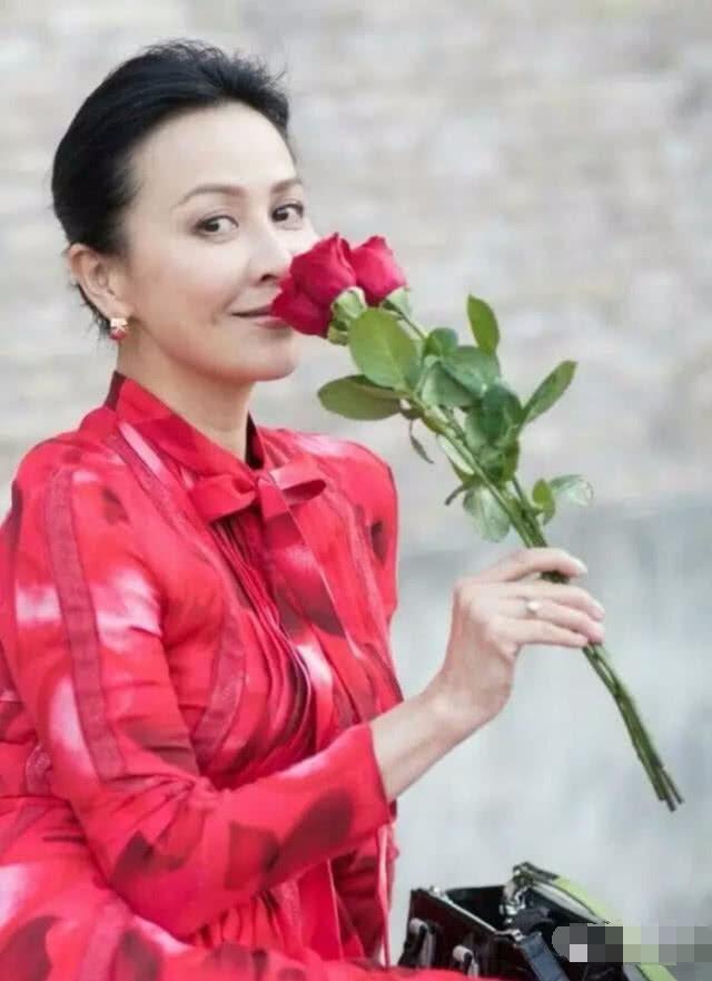 52歲劉嘉玲現場失控痛哭：「我想要個孩子」，梁朝偉：我更想