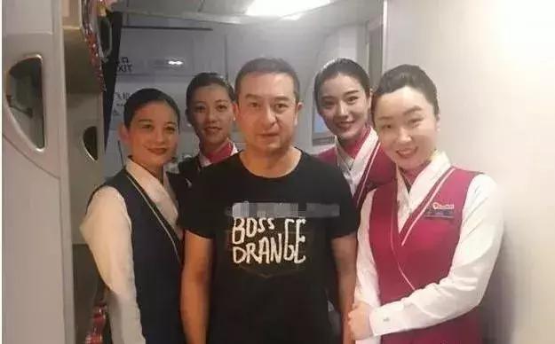 跟空姐合影才是檢驗明星顏值的標準，蔣欣瘦三圈，劉濤輸得很慘！