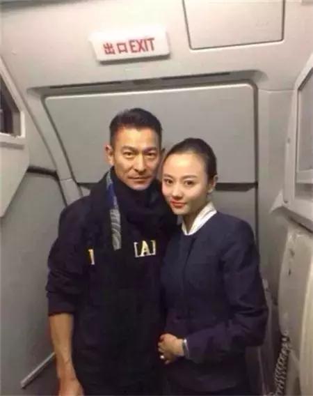 跟空姐合影才是檢驗明星顏值的標準，蔣欣瘦三圈，劉濤輸得很慘！