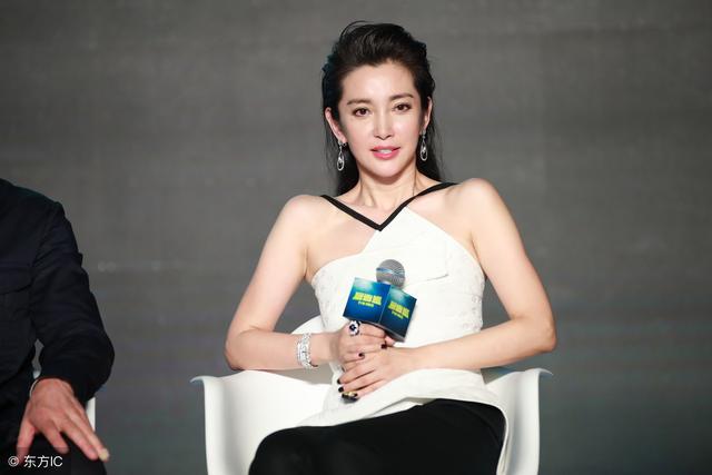 娛樂圈潔癖最嚴重的八位明星，家裡沙發不讓坐，一天刷八次牙