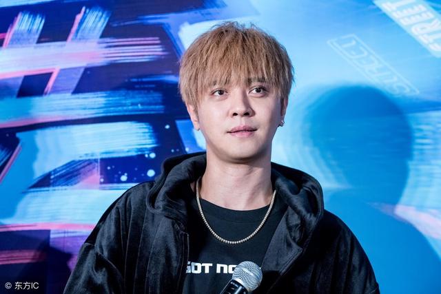 娛樂圈潔癖最嚴重的八位明星，家裡沙發不讓坐，一天刷八次牙