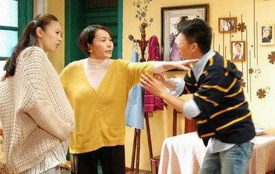 小叔子結婚我和老公高興回家，看到新房我大鬧婚禮