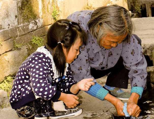 全家給婆婆祝壽，女兒哭泣不願進門，得知緣由，全家掉頭離開