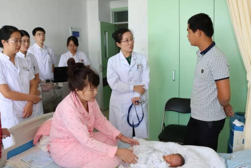 大姑姐生孩婆婆給2萬，我生孩子她卻問我要8千，滿月酒我怒砸桌