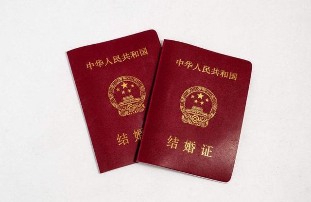 嫁給農村老公，婆婆要求新房寫小叔子名字，婚禮上我笑著提離婚