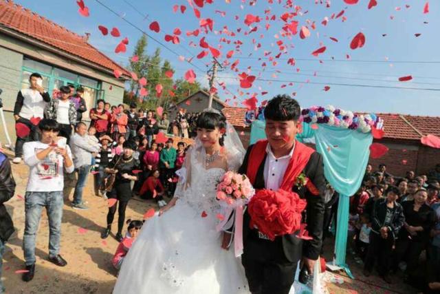 嫁給農村老公，婆婆要求新房寫小叔子名字，婚禮上我笑著提離婚