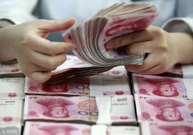和老公存錢準備買房，小叔子結婚他卻給了十萬，原因讓我笑出了聲