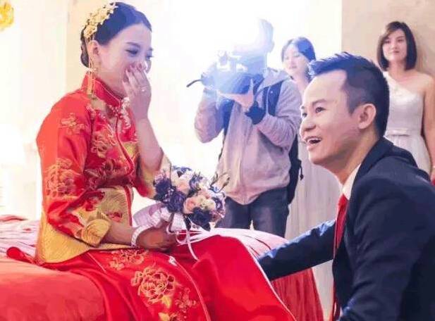 沒給婆家人做飯，被婆婆趕出家門，丈夫公司趕來，兒媳怒劈他