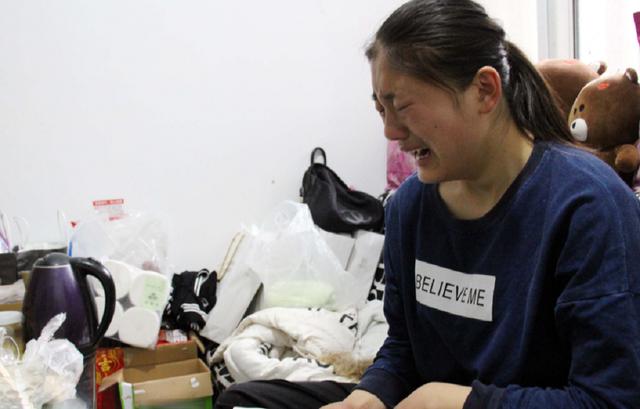 女兒外出打工每月給母親寄2千元，5年後女婿歸來，母親哭成淚人