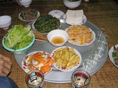 女兒遠嫁我去看她，晚上吃飯時看到一大桌子菜，我心裡滴血