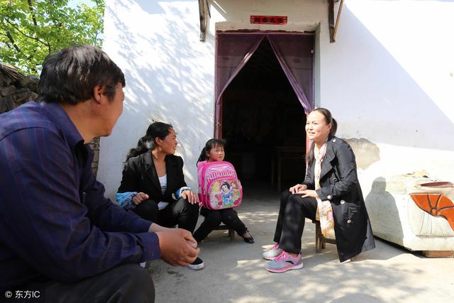 小叔子結婚我給他2000紅包，無意聽到他與入贅老公對話，我懵了