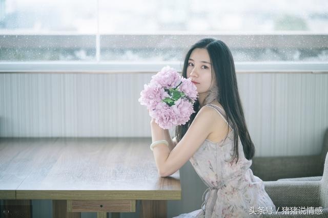 「阿姨，您的女兒太優秀了，我配不上她，就不影響您的錢途了」