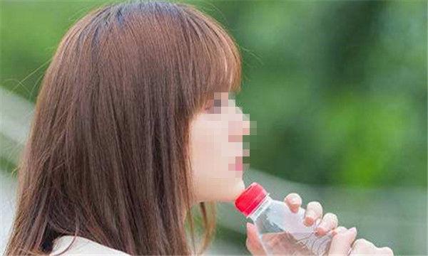 妯娌生兒子，俺去醫院探望，看見孩子照片，隔天俺冒雨搬家