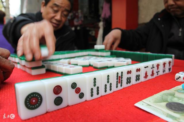 父親經常向兒子要錢打麻將，兒子落難，父親卻拿出20萬，兒子傻了