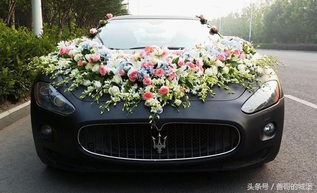 弟弟結婚錢不夠，哥哥給他轉五萬，多年後哥哥看到銀行卡哭出了聲
