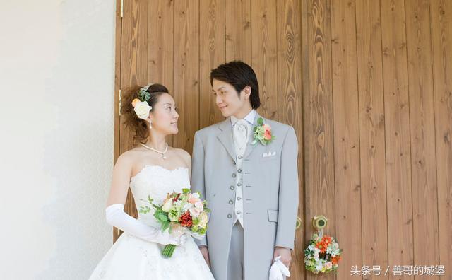 弟弟結婚錢不夠，哥哥給他轉五萬，多年後哥哥看到銀行卡哭出了聲