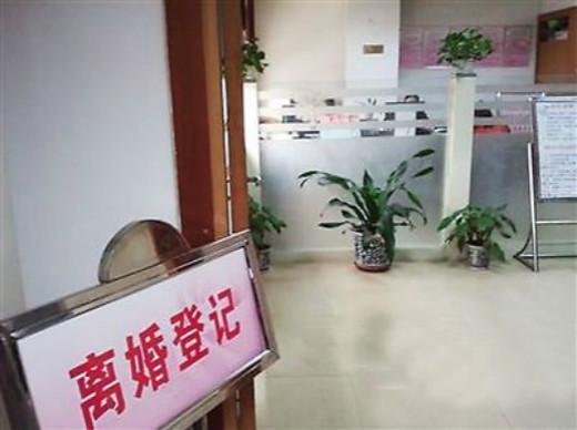 老公提出離婚，老婆笑著簽完離婚協議書，事後老公卻提出復婚