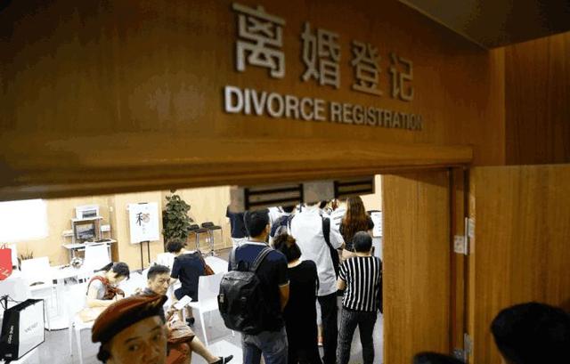 去民政局辦理離婚，工作人員一直拍我手，抬頭一看，這婚我不離了