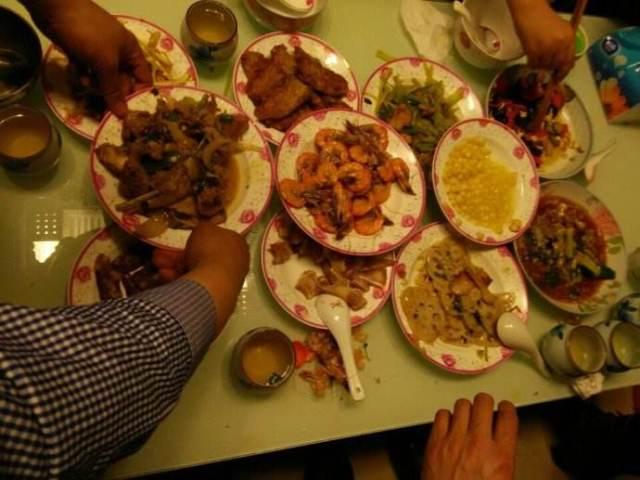 我在廚房忙乎了一下午，吃個蝦怎麼了，你至於小題大做嗎