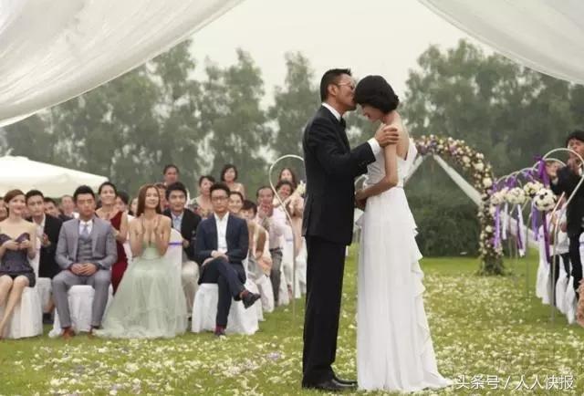 老闆結婚請我參加婚禮，我悄悄離開，半夜收到老闆消息，我紅了眼
