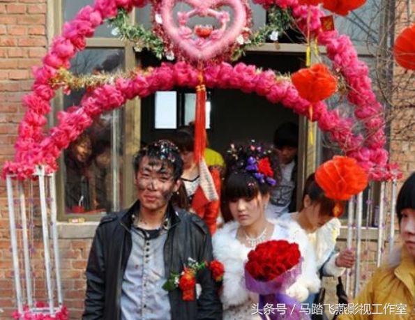 同一天出嫁，繼母給親生女兒8萬，給俺破書包，打開後卻淚濕枕頭