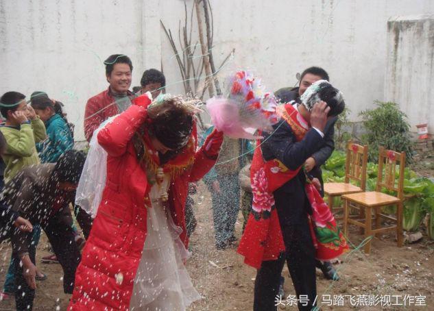 同一天出嫁，繼母給親生女兒8萬，給俺破書包，打開後卻淚濕枕頭