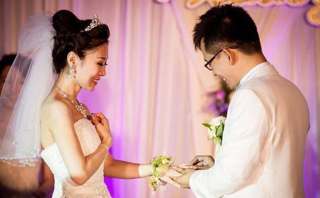 離婚三年，前妻重病我去送一萬元，兒子尖叫一聲，轉身我哭紅了眼