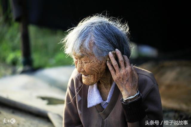 無父無母的窮小子，隨手救了路邊一老太，四天後接到電話通知......