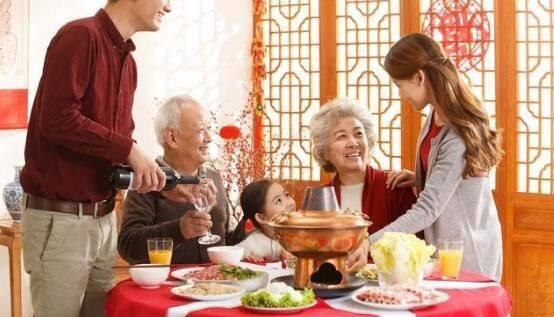 婆婆過生日，我送萬元鑽戒，次日看到小姑子的手，我加三千元紅包