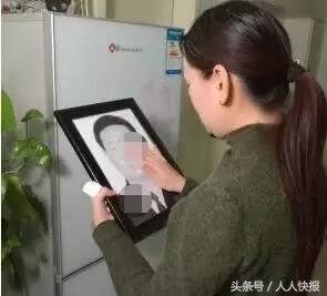 兒子婚禮變葬禮，給兒子上香時，在兒子墳前見到一人，我淚流滿面