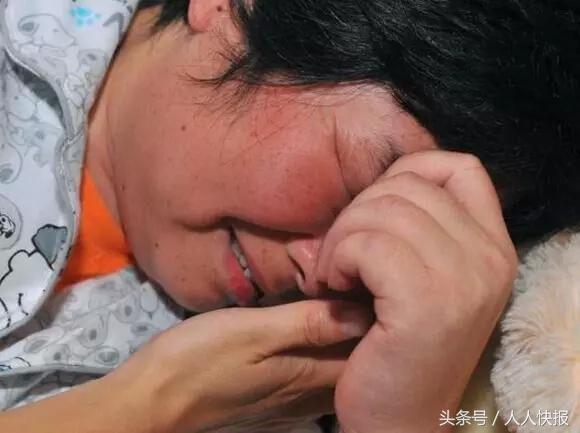 兒子婚禮變葬禮，給兒子上香時，在兒子墳前見到一人，我淚流滿面