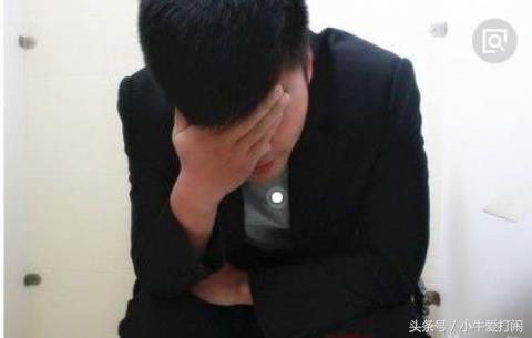 夫妻五年沒孩子，丈夫提出離婚，被妻子拉到廁所卻情緒失控！