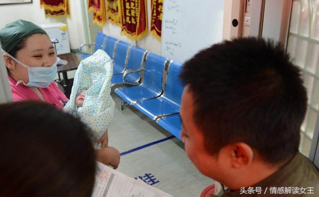 產房門前婆家異口同聲保孩子，看見是丫頭後，婆婆做法過分了！