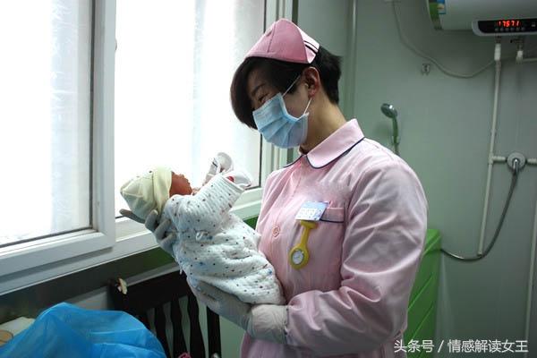 產房門前婆家異口同聲保孩子，看見是丫頭後，婆婆做法過分了！