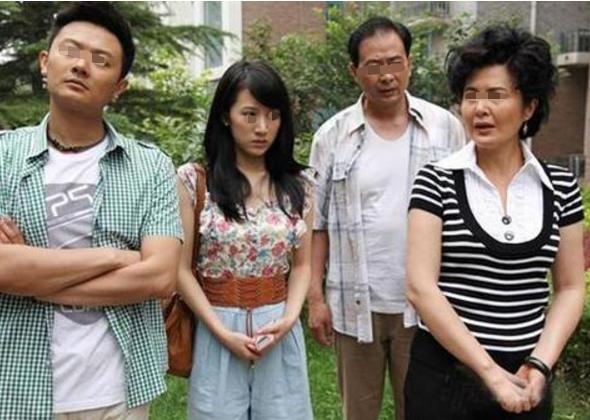 婚禮現場給長輩敬茶，婆婆說了八個字，我摘下頭紗轉身離開
