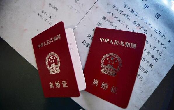 母親嫁給有錢的醜男人，直到我考上大學，母親堅決離婚我才知真相
