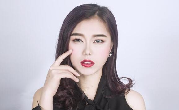 母親離世不久，父親就著急再婚，看到新娘的瞬間，我嚇懵了