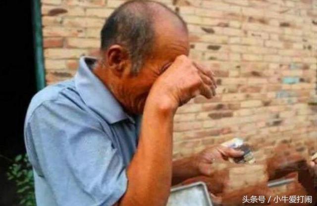 父親找兒子借錢，卻不好意思開口，回家發現兜子裡多了一封信！