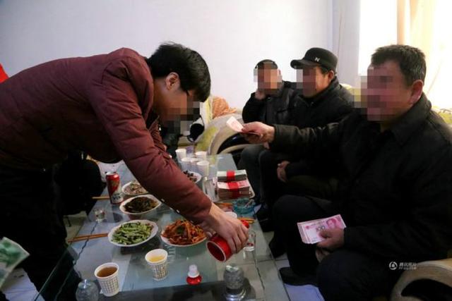 婚禮上婆婆讓我交出嫁妝，我笑回7個字，賓客哄堂大笑