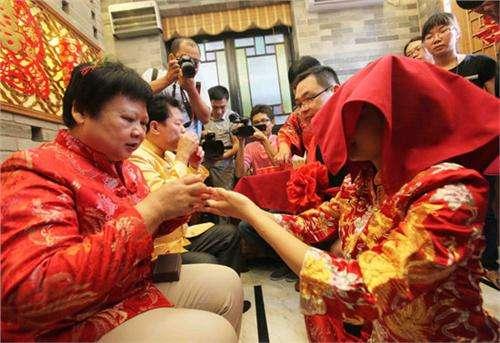 婚禮上婆婆讓我交出嫁妝，我笑回7個字，賓客哄堂大笑