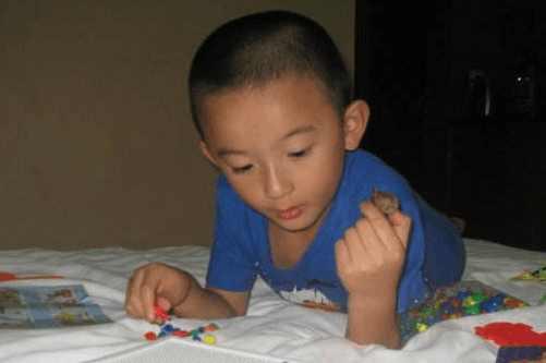 二婚嫁給窮老公，他每天晚上都加班，睡覺時兒子說一話，我愣住了