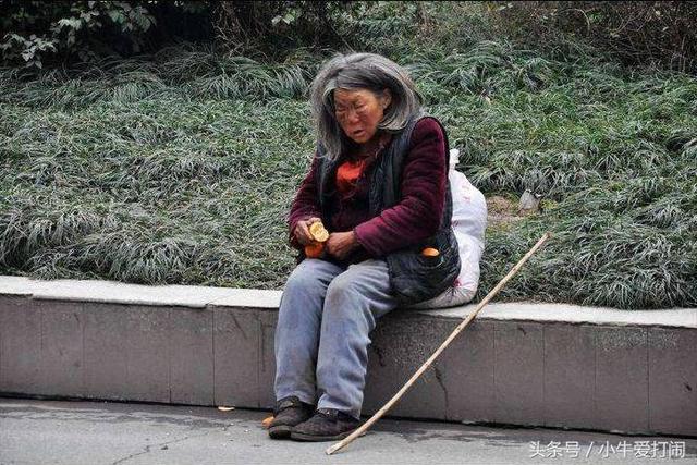 母親救流浪老太，老太臨走給了一樣東西，母親立馬接回來養20年！