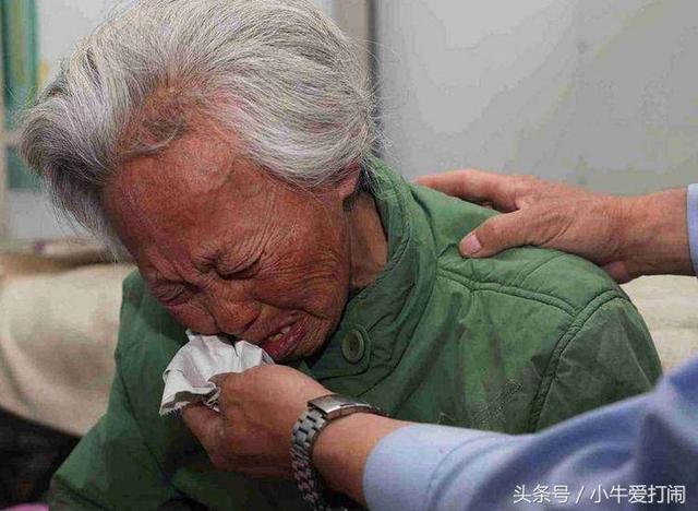 母親救流浪老太，老太臨走給了一樣東西，母親立馬接回來養20年！