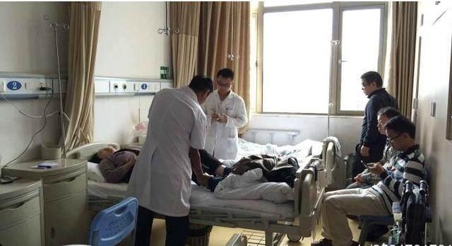 婆婆住院我伺候一個月，她臨終給我兩萬塊錢，我直接扔地上！