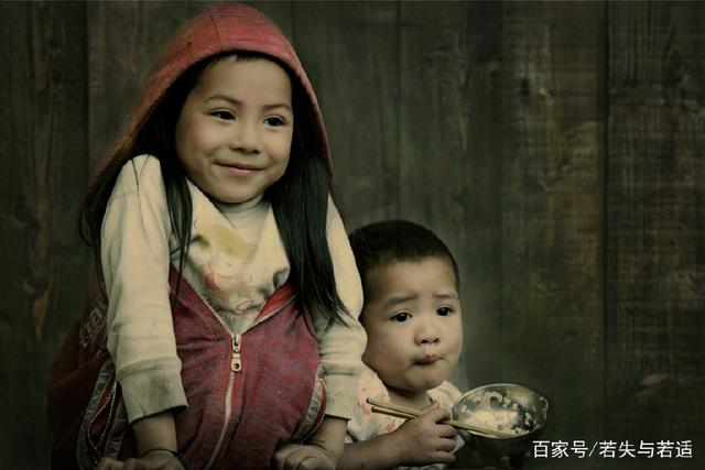 結婚一年後，和丈夫生氣我回娘家，剛下車見到一人，我哭了 