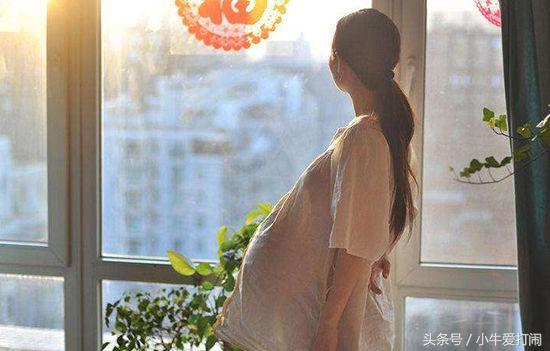 女子懷孕時出差，提前回家丈夫不開門，用鑰匙打開門後她傻住了！