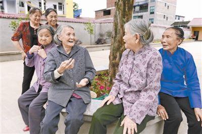 閨女嫁了「拆遷戶」，設宴款待我，看到親家的飯菜，我扇了閨女